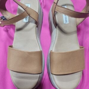 Chelsea and Violet Tan Women's Sandals